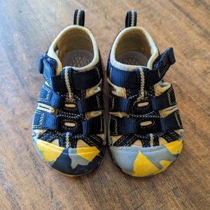 Black and Gold Keens